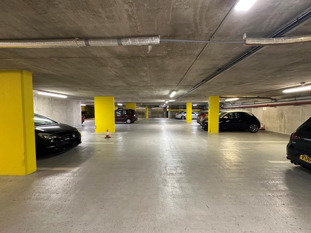 Lot: 62 - TWO-BEDROOM PURPOSE-BUILT FLAT WITH UNDERGROUND PARKING - Underground car park